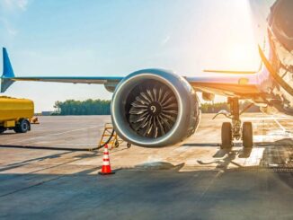 Reabastecimiento de combustible de avión en aeropuerto con luz solar al atardecer, representando el uso de SAF en la aviación