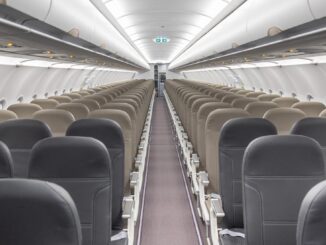 Cabina de avión Airbus A320 de JetSMART con asientos disponibles para vuelos incluidos en la suscripción JetSMART GO
