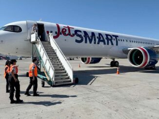 Avión Airbus A321neo de JetSMART en plataforma antes de su vuelo inaugural entre Buenos Aires y Recife