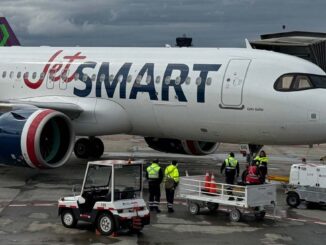 Airbus A320neo de JetSMART en plataforma con equipo de asistencia en tierra, listo para operar la nueva ruta entre Mendoza y Río de Janeiro.