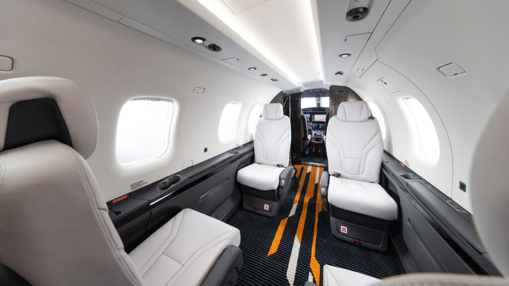Interior de lujo del Pilatus PC-12 PRO con diseño moderno y cabina espaciosa