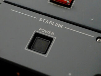 Panel de control del sistema Starlink instalado en un avión de United Airlines.