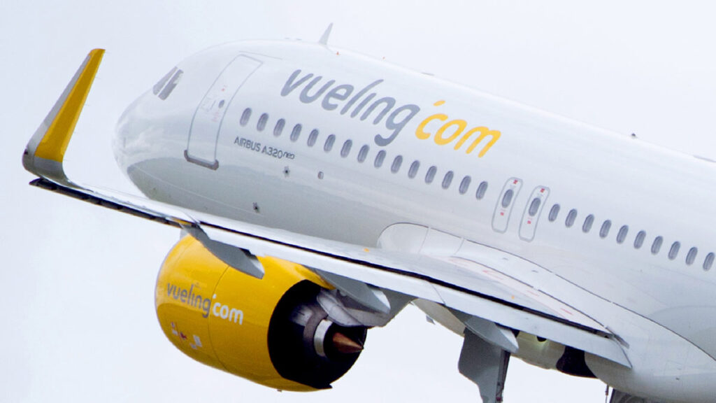 Vueling supera los 1.000 órganos trasladados en España Avión Airbus A320neo de Vueling despegando, clave en el transporte aéreo de órganos en España