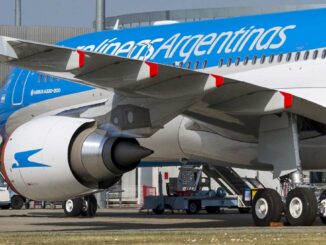 Aeronave Airbus A330 de Aerolíneas Argentinas en pista antes del despegue hacia Miami