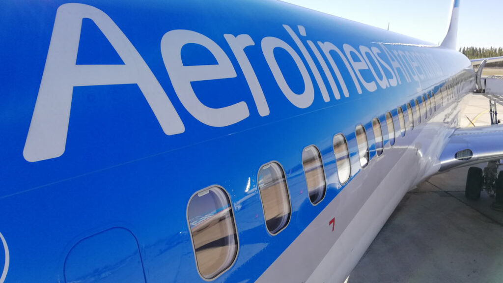 Aerolíneas Argentinas no requerirá asistencia estatal por primera vez desde 2008 Avión de Aerolíneas Argentinas en plataforma, símbolo de la autosustentabilidad operativa en 2025