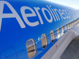 Avión de Aerolíneas Argentinas en plataforma, símbolo de la autosustentabilidad operativa en 2025