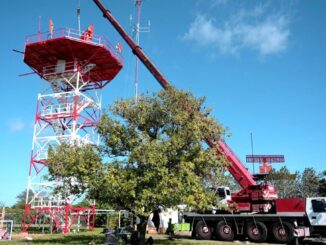 Instalación de la nueva antena del radar secundario en Ezeiza por parte de EANA, con grúa y torre metálica en operación
