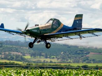Avión agrícola Embraer Ipanema 203 sobrevolando cultivo en Agrishow 2025