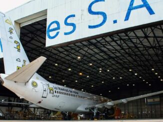 Mantenimiento de avión Boeing 737 de Flybondi en el hangar de FAdeA en Córdoba, Argentina
