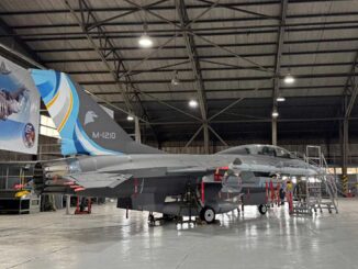 F-16 de la Fuerza Aérea Argentina durante capacitación técnica en el hangar de la VI Brigada Aérea de Tandil
