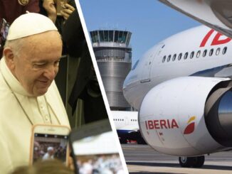 Avión de Iberia y el Papa Francisco en un montaje fotográfico por el refuerzo de vuelos a Roma durante su funeral