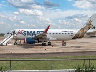 Avión Airbus A320 de JetSMART en la pista del Aeropuerto Internacional de Resistencia durante su vuelo inaugural desde Buenos Aires