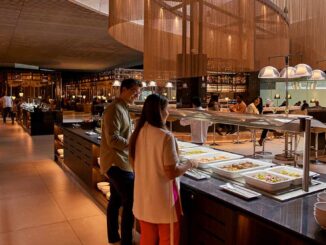 Buffet de gastronomía premium en lounge LATAM Airlines, del Aeropuerto Internacional de Santiago de Chile