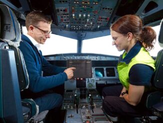 Técnicos de LATAM Airlines utilizando AVIATAR en la cabina para evitar demoras y cancelaciones