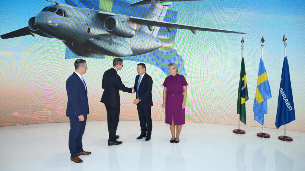Suecia adquiere cuatro aviones C-390 Millennium y se suma al programa de Embraer Autoridades de Suecia y Embraer durante el anuncio de la compra de cuatro aviones C-390 Millennium en LAAD Defence & Security 2025