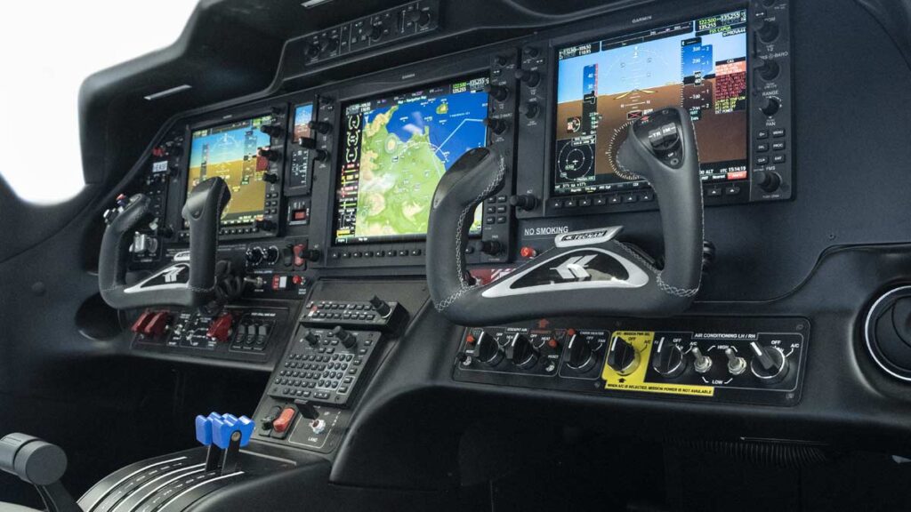 Tecnam P2012 STOL para Misiones Especiales y con nueva motorización Cabina del Tecnam P2012 STOL con aviónica Garmin G1000 NXi para misiones especiales
