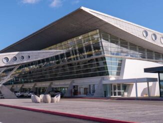 Fachada del Aeropuerto Internacional de Punta del Este, punto de partida de vuelos chárter a Bariloche en vacaciones de invierno