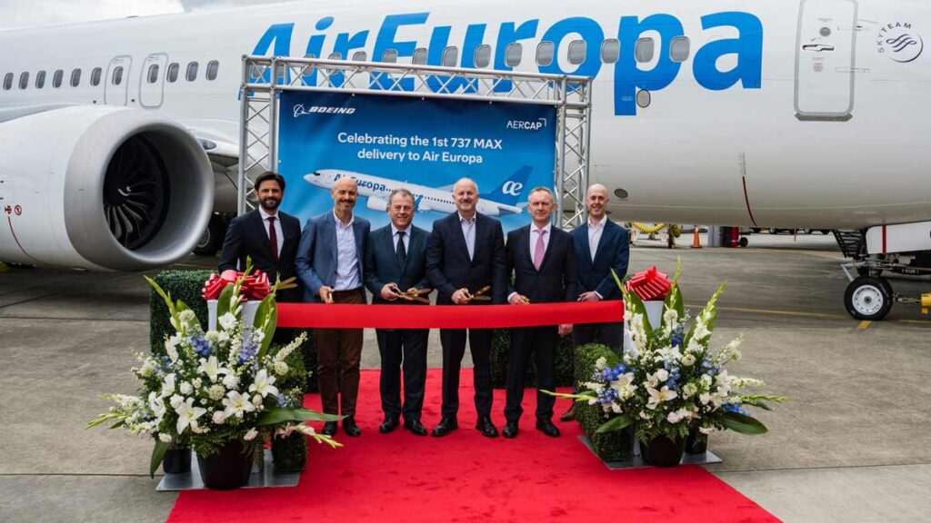 Air Europa incorpora su primer Boeing 737 MAX y marca un hito en la aviación española Ceremonia de entrega del primer Boeing 737 MAX a Air Europa con autoridades de Boeing y AerCap