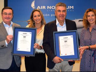 Representantes de Air Nostrum y AENOR durante la entrega de certificaciones UNE 19601 y 19602