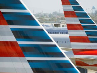 Estabilizadores verticales de aviones de American Airlines en plataforma aeroportuaria