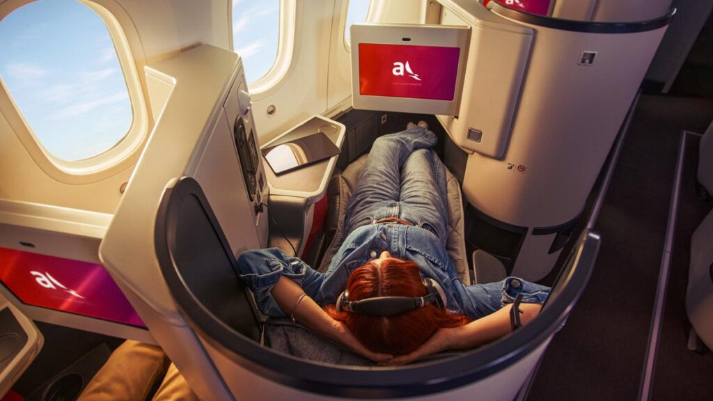 Avianca potencia su ruta directa entre Bogotá y Londres con vuelos diarios Pasajera disfruta asiento reclinable en Business Class de Avianca a bordo de un Boeing 787 Dreamliner