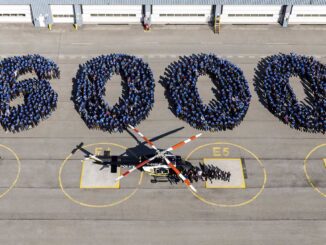 Celebración del helicóptero número 6.000 de Bell Textron Canada con formación humana y aeronave en plataforma