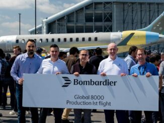 Primer vuelo de producción del Bombardier Global 8000 con equipo celebrando frente a la aeronave