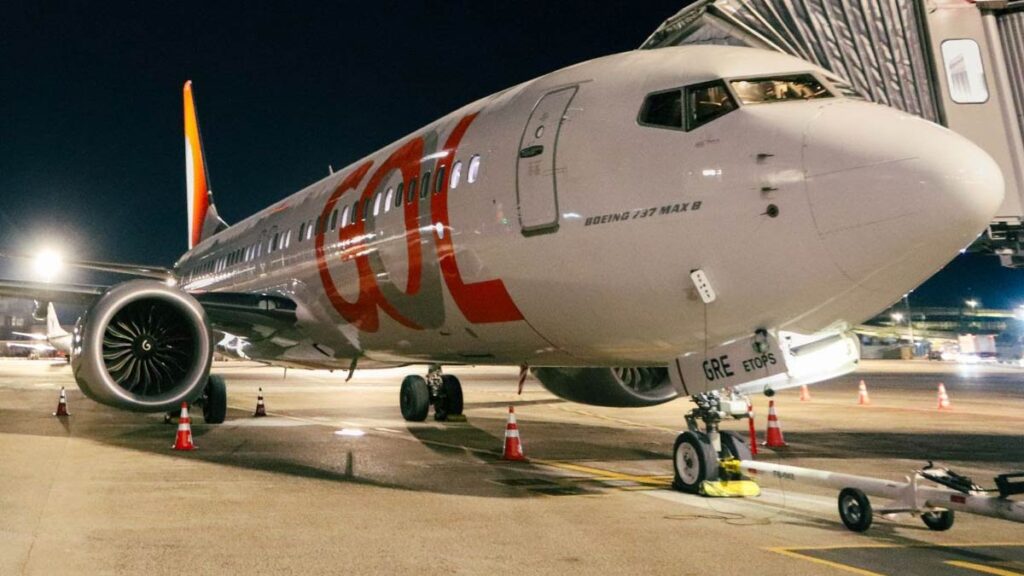 GOL retoma sus vuelos directos entre Porto Alegre y Buenos Aires Avión Boeing 737 MAX 8 de GOL Linhas Aéreas en plataforma durante la noche