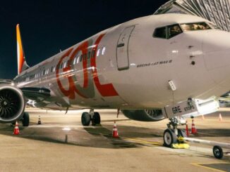 Avión Boeing 737 MAX 8 de GOL Linhas Aéreas en plataforma durante la noche