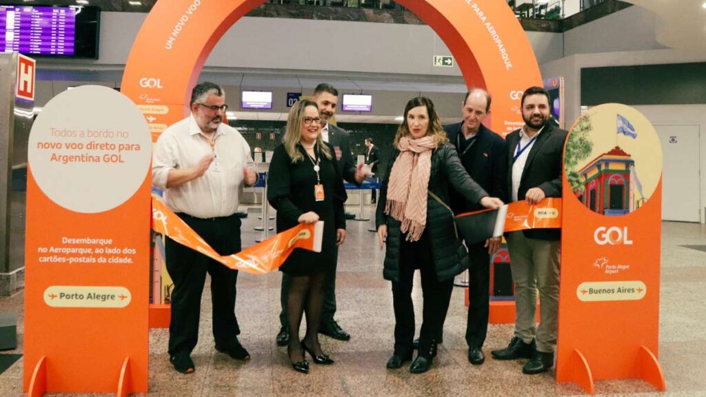 GOL retoma sus vuelos directos entre Porto Alegre y Buenos Aires Ceremonia de reinicio de vuelos de GOL entre Porto Alegre y Buenos Aires en el aeropuerto