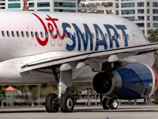 Avión Airbus A320 de JetSMART en pista de Aeroparque antes del despegue entre edificios, representando la ruta Asunción–Buenos Aires
