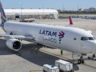 Avión Boeing 767F de LATAM Cargo en plataforma aeroportuaria durante operación de carga