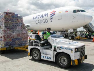 Avión de LATAM Cargo siendo cargado con flores frescas para exportación por el Día de la Madre