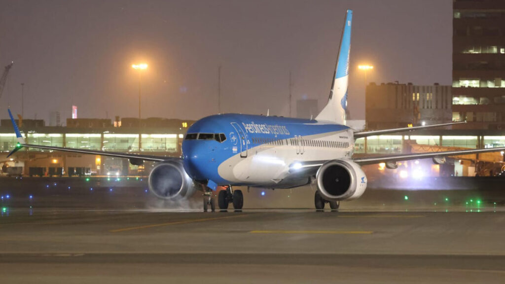 Boeing 737 MAX 8 de Aerolíneas Argentinas aterrizando en el nuevo Aeropuerto Internacional Jorge Chávez