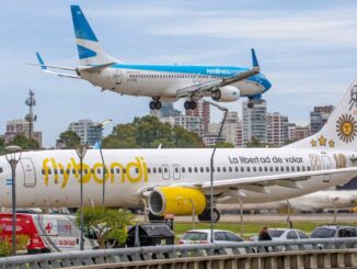 Aviones de Flybondi y Aerolíneas Argentinas en el Aeroparque Jorge Newbery, Buenos Aires
