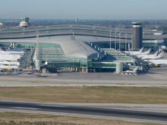 Vista aérea de la Terminal 1 del Aeropuerto Josep Tarradellas Barcelona-El Prat con aviones en plataforma