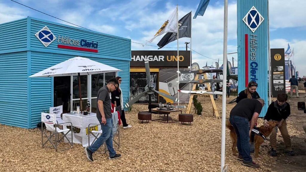 Stand de Hélices Clérici y Hangar Uno en Agroactiva Vuela 2025 con exhibición de hélices y productos aeronáuticos