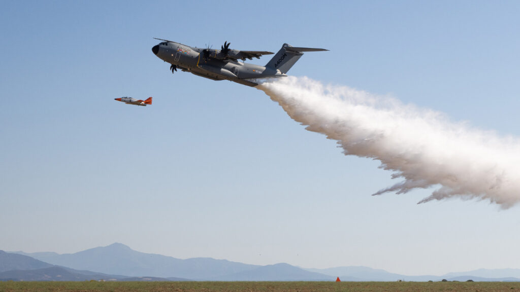 Airbus completó con éxito las pruebas del A400M como avión contra incendios A400M de Airbus realizando prueba de descarga de agua como avión contra incendios en vuelo sobre Nîmes, Francia