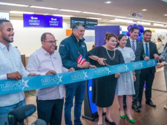 Autoridades celebran corte de cinta inaugural de Arajet en el Aeropuerto de San Juan, Puerto Rico