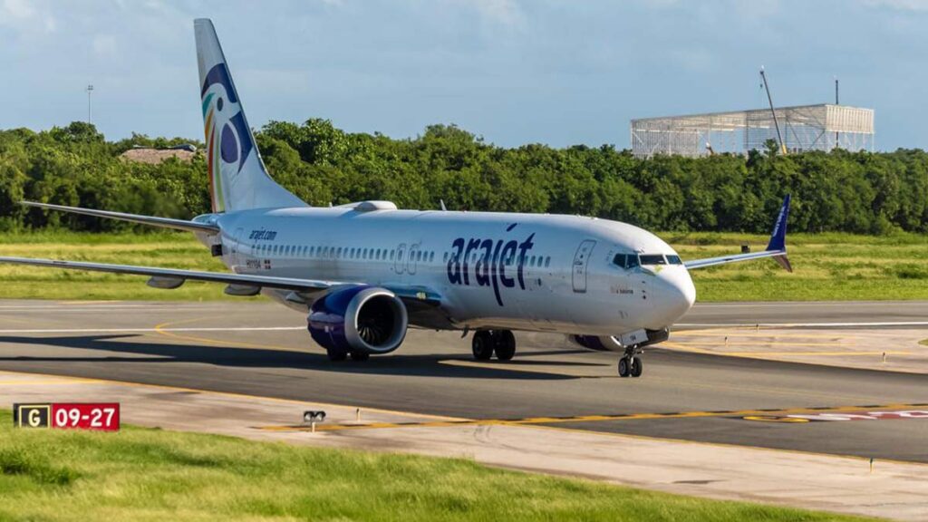 Arajet conectará Córdoba y Punta Cana con vuelos directos desde noviembre Avión Boeing 737 MAX8 de Arajet rodando en pista, con livery corporativo visible
