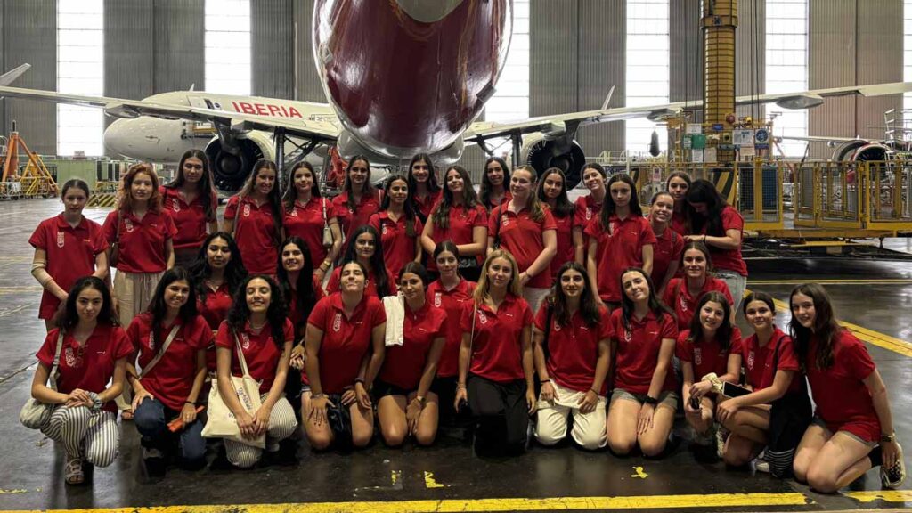 Iberia impulsa vocaciones aeronáuticas femeninas con su programa “Quiero Ser” Chicas participantes del programa Quiero Ser de Iberia frente a un avión en el hangar de mantenimiento