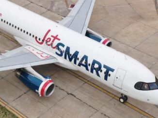 Avión Airbus A320 de JetSMART estacionado en plataforma, vinculado al programa de millas AAdvantage