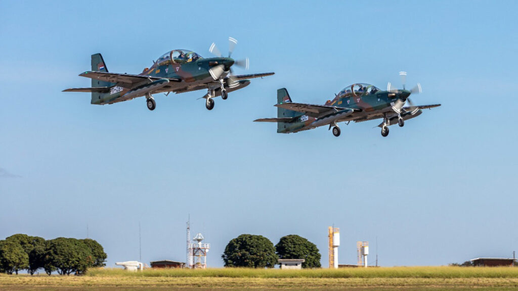 Paraguay incorpora los Embraer A-29 Super Tucano y marca una histórica inversión en defensa Dos aviones A-29 Super Tucano de la Fuerza Aérea Paraguaya en vuelo sobre la base aérea
