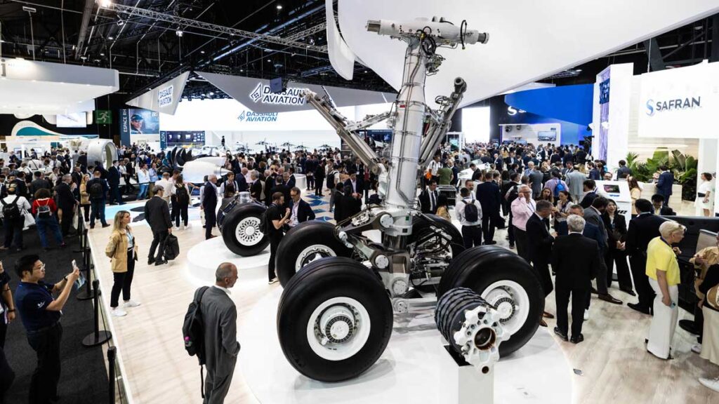 Exhibición de tren de aterrizaje y componentes aeronáuticos en el Paris Air Show 2025.