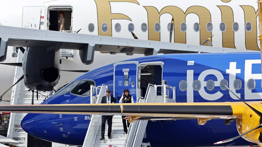Exhibición estática de aviones de JetBlue y Emirates en el Paris Air Show 2025.