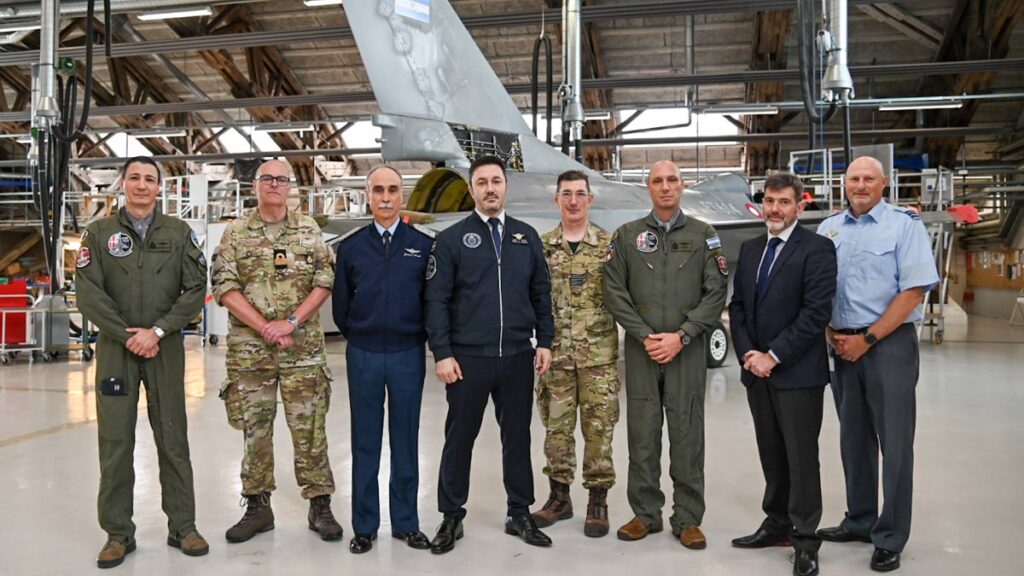 Luis Petri junto a oficiales de la Fuerza Aérea Argentina y de Dinamarca frente a un F‑16 en fase de alistamiento
