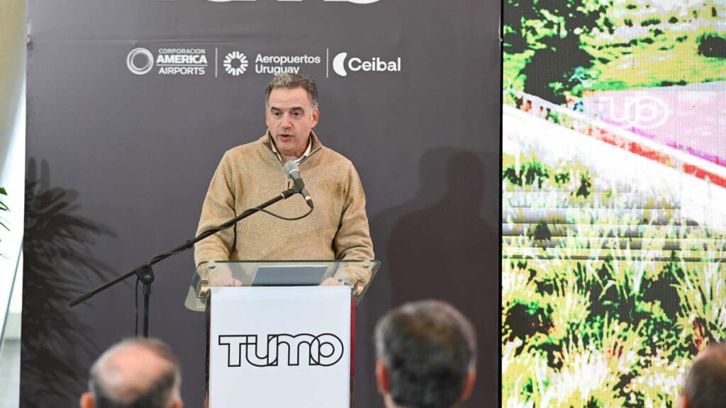 TUMO llega a Uruguay: construirán un centro de tecnologías creativas en el Aeropuerto de Carrasco El presidente Yamandú Orsi durante la presentación del centro TUMO Uruguay en el Aeropuerto de Carrasco