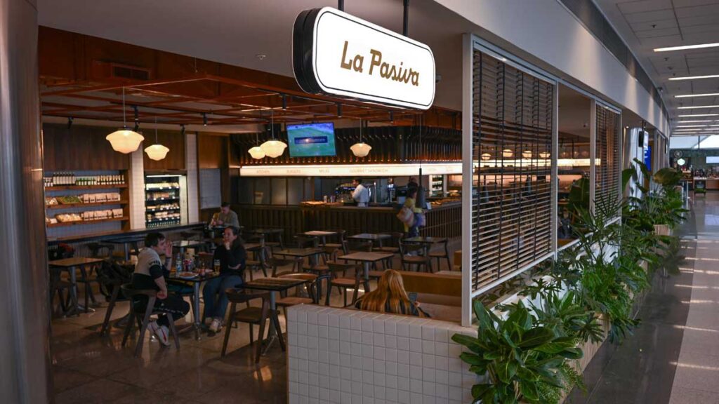 Aeropuerto Internacional de Carrasco premiado por su propuesta gastronómica Restaurante La Pasiva en el Aeropuerto Internacional de Carrasco, parte de la propuesta gastronómica premiada en los FAB Awards 2025