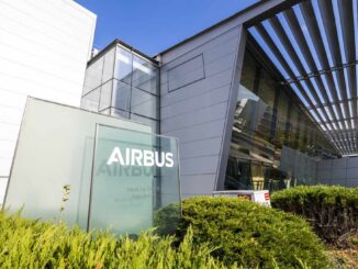 Sede central de Airbus en Toulouse, Francia, con fachada moderna y logotipo visible