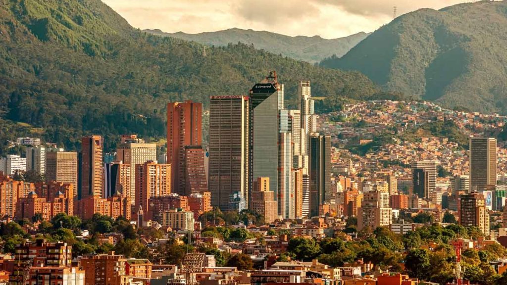 Bogotá lanza su programa de Stopover con Avianca y apuesta al turismo en escalas Vista panorámica del centro financiero de Bogotá, Colombia, en el contexto del programa Stopover Bogotá impulsado por Avianca